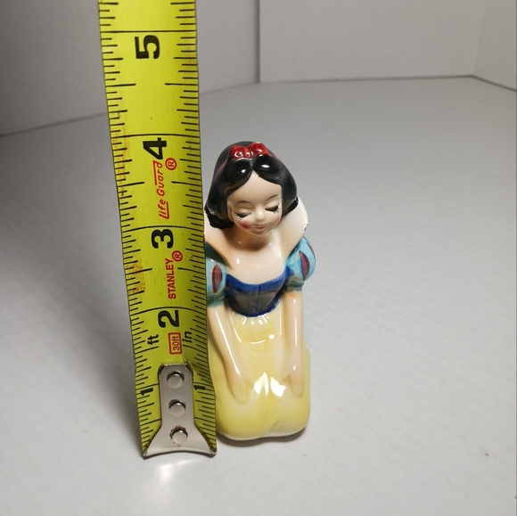 Disney Snow White Salt & Pepper Shaker Walt Disney Productions - Picture 2 of 8